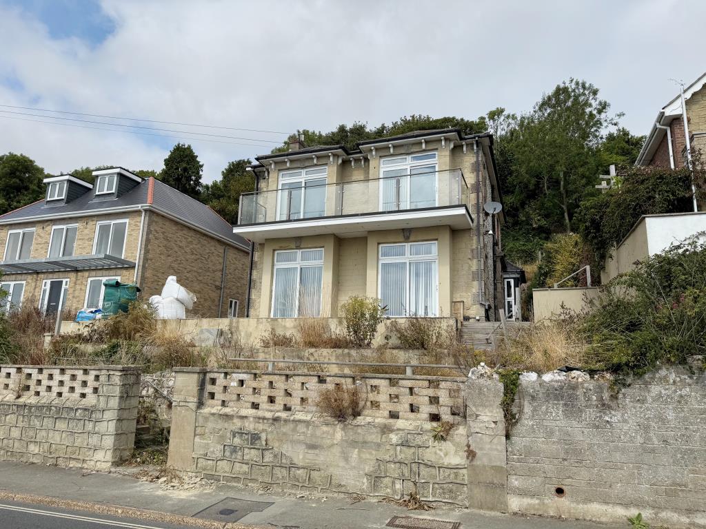 Lot: 85 - FOUR-BEDROOM HOUSE WITH STUNNING SEA VIEWS AND PARKING - View of front